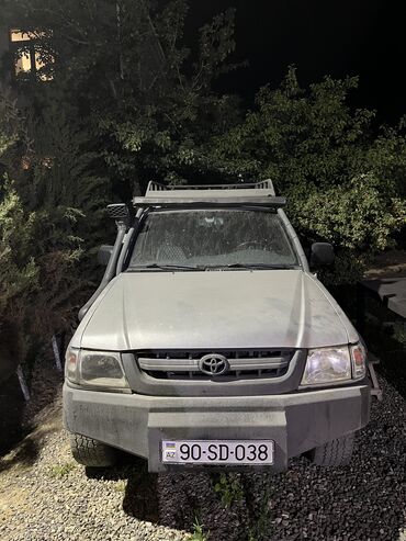 demir maşınlar: Toyota Hi-Lux: 2.5 l | 2003 il Pikap