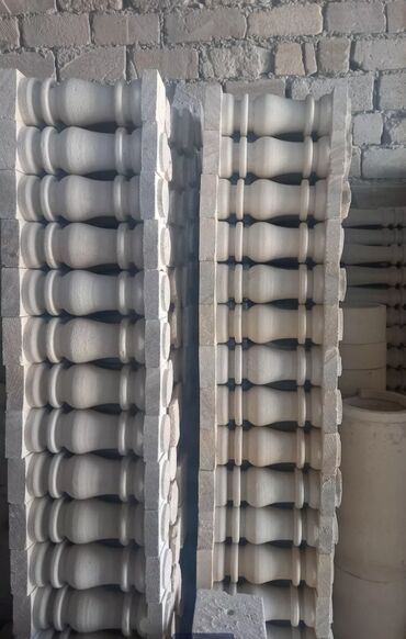 Pilləkən məhəccərləri: Ağ rəngli, müxtəlif formalı və ölçülü dəmir-beton sütunlar. Bu — 42