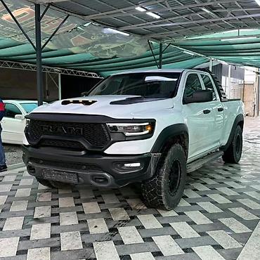 Dodge: RAM 1500 TRX, полноразмерный пикап в белом цвете с четырёхдверной — 3