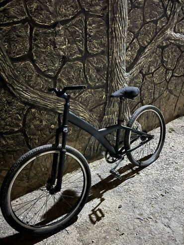 informatika 7 ci sinif dərslik pdf: Şəhər kruizeri tipli velosiped – mat qara rəngdə minimalist dizayn