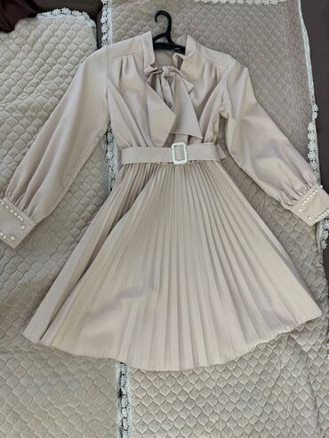Женская одежда: Вечернее платье, Коктейльное, Короткая модель, С рукавами, S (EU 36)