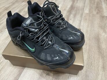 Кроссовки уни Nike,привезли из США,оригинал,1000с.,размер 38,5