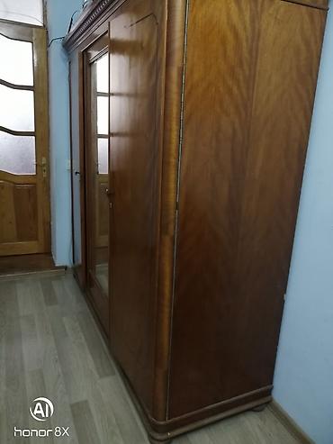 taxta parket: Klassik üslubda massiv ağacdan üçqapılı paltar dolabı - Material — 1