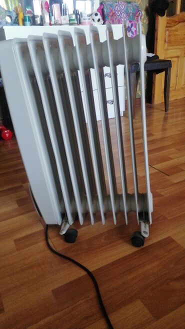 radiator alıram: Yağla doldurulmuş, ağ rəngli elektrik radiatoru. Radiatorun istiliyi