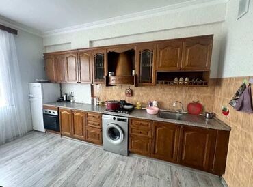 Кухонные принадлежности: Metbex mebeli 350azn satilir. Ustunde aspirator verilir.4metrdi.Ünvan