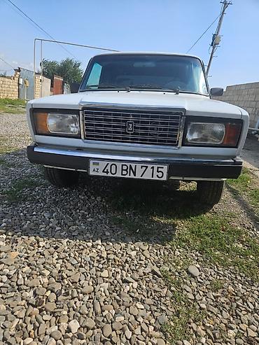 ВАЗ (ЛАДА): VAZ 2107, ağ rəngli sedan Xüsusiyyətlər: - Kuzov: 4 qapılı sedan, ağ — 1