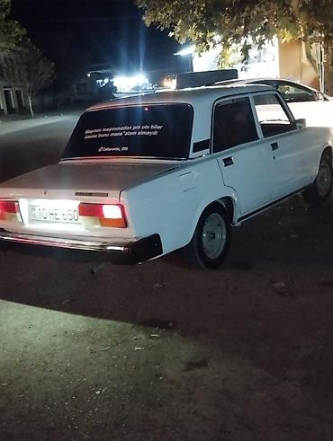 VAZ (LADA): VAZ 2107 sedan – ağ rəng, arxa ötürmə, 4 qapılı klassik gövdə. Nömrə — 2