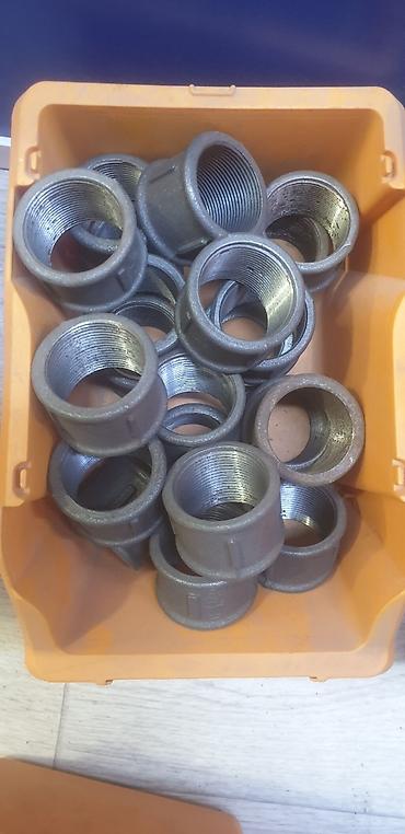 Другая сантехника: Изогнутая металлическая труба с резьбой на одном конце. Подходит для — 22