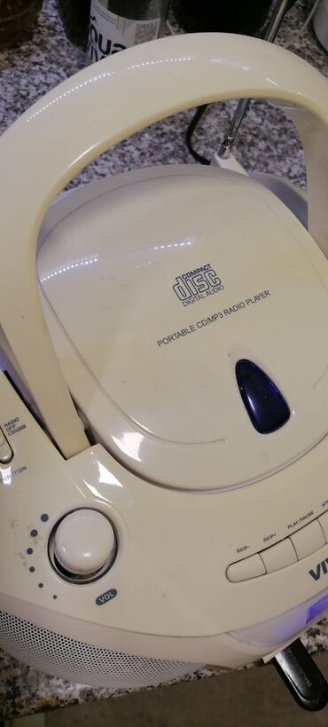 Pojačala i prijemnici: Radio veći VIVAX sa ispravnim CD i USB
Lep Radio
 Mirjevo — 8