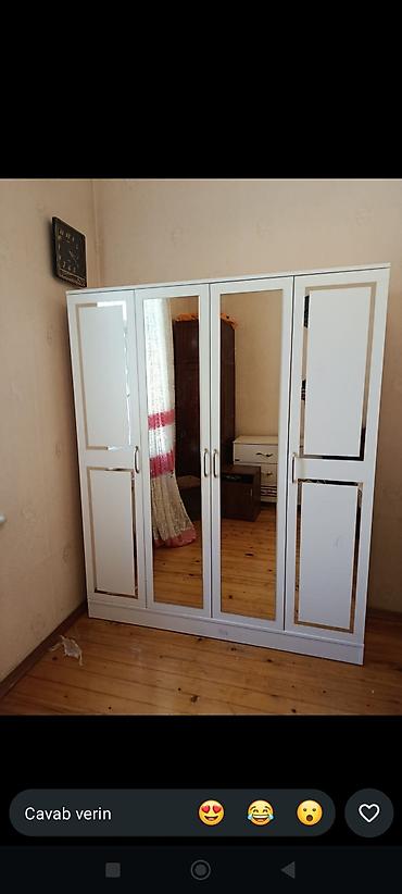 Ağ rəng tonlarında zərif dizayna malik 5 qapılı geyim şkafı. - Ön