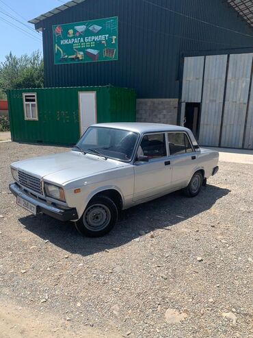 арзан авто машина: Автомобиль ВАЗ-2107 серебристого цвета, представленный в кузове седан