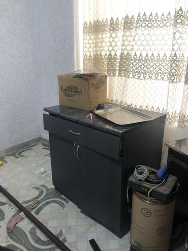 qapi icliyi: Mətbəx lavabosu ilə təchiz olunmuş tünd boz rəngli mətbəx şkafı