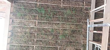 Другие стройуслуги: Стена дома, частично утепленная тюками соломы, закрепленными — 2