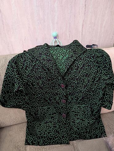 Üst geyimi: Qadın üçün qısaqol jaket/kardiqan - Rəng və naxış: qara fon üzərində — 1