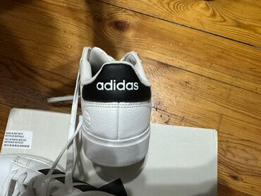 Botinkalar: Adidas Grand Court 2.0 modeli, ağ rəngli, qara rəngli üç zolaqlı və