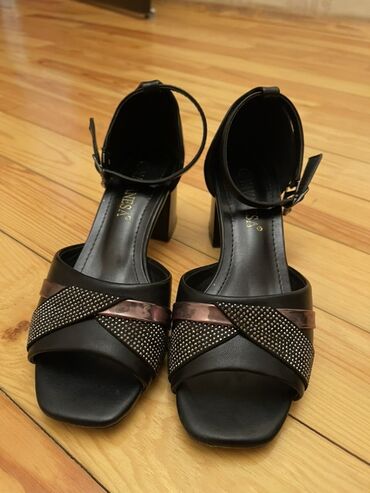 Gündəlik donlar: Qadın paltarı – bej rəngli, ağ xallı - Üslub: midi uzunluqda, aşağı — 24