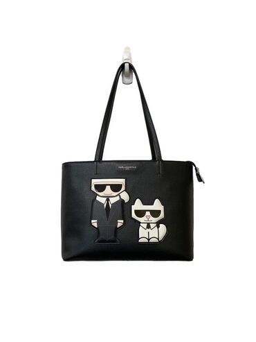 Шопперы: Черная сумка-шоппер от Karl Lagerfeld из искусственной кожи. Украшена