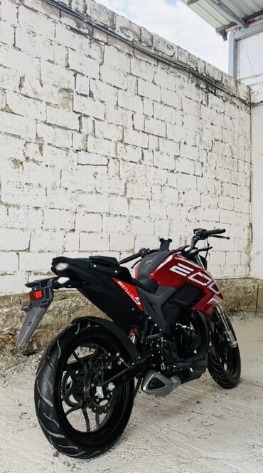 бмв самурай тюнинг: Sport-naked üslubunda qırmızı-qara dizayna malik motosiklet. Yan