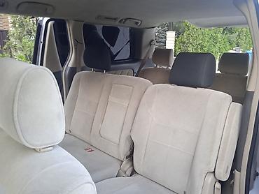 такси караван: Toyota Alphard — просторный японский минивэн серебристого цвета — 4