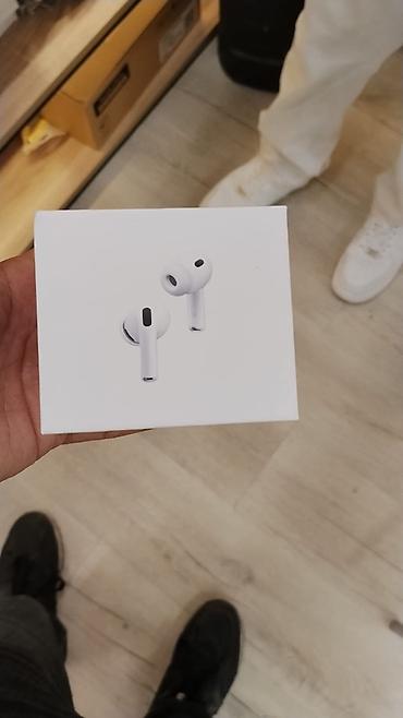 Qulaqcıqlar: Məhsul: Airpods 3, Airpods 4. Simsiz qulaqlıq (şəkildə göstərilən — 3