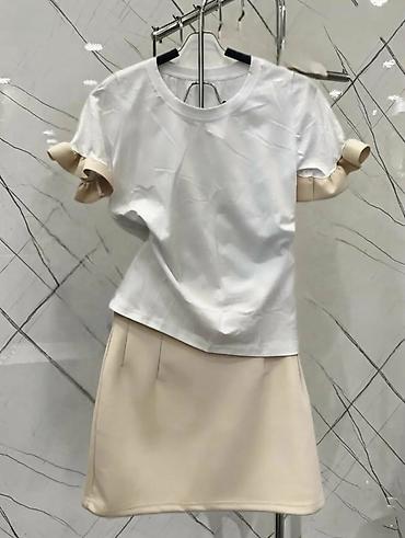 Kompleti: Dve-delni komplet: majica + mini suknja 2 komada po cenini od 3800 — 2