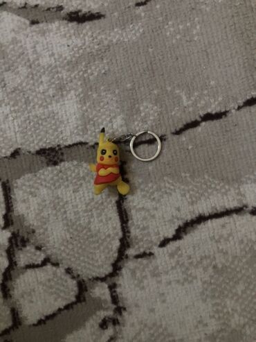 gün eynekleri: Pikachu fiqurlu açarlıq - Dizayn: Sarı Pikachu fiquru, qara qulaq