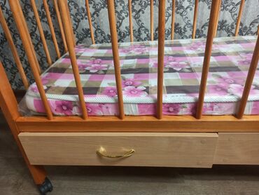 детская кроватка с ящиком: Детская кроватка из массива дерева в идеальном состоянии, матрас Lina