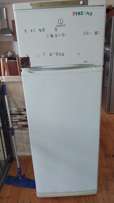 Qabyuyan maşınlar: 2 qapılı Indesit Soyuducu Satılır, rəng - Ağ