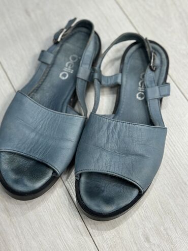 детские кожаные сандалии: Босоножки кожаные Размер 38 на узкую ногу Цена: 300 сом Покупала в