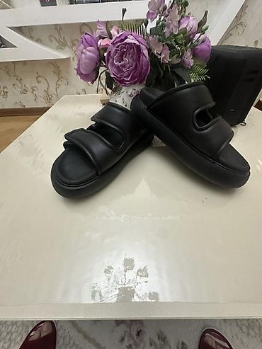 Basanoşka və səndəllər: Qara rəngli uniseks sandal H&M - Modell: qalın platformalı, açıq — 1