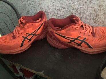 для обувь: Кроссовки ASICS (мужские), ярко‑оранжевые/красные с черным логотипом