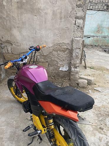 benzin filteri: Rəngli kross/strate qarışıq üslubda modifikasiya olunmuş motosiklet — 1