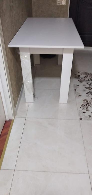 Ağ rəngli sadə dizayna malik masa - Forma: düzbucaqlı masaüstü, hamar