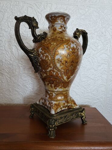 Ostali kućni dekor: Vaza nova iz 50ih god. porcelan,neka vrsta legure. rucni rad — 16