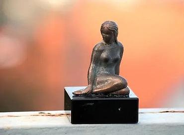 Figure: Skulptura BRONZA. Mala BRONZAna skulptura na mermernom postamentu — 3
