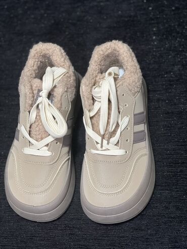 зимный обувь: Зимние кроссовки/сникеры с тёплым мехом внутри - Цвет: бежевый с