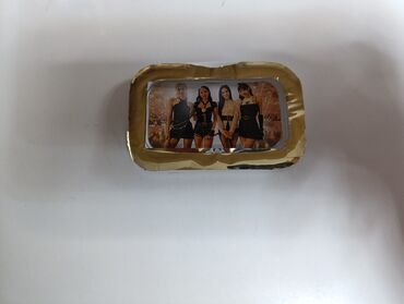 qizil uşaq sırğaları: Blackpink fotokart standı yanında hədiyyə ilə paketlenir