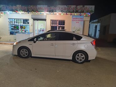 tecili satilan avtomobiller: Toyota Prius: 1.8 l | 2010 il Sedan