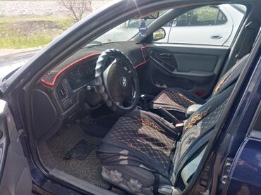 Hyundai: Hyundai Elantra: 2005 г., 1.6 л, Механика, Бензин, Седан