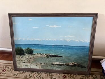 русская живопись: Картина в раме с изображением Ыссык кульского пейзажа. На переднем