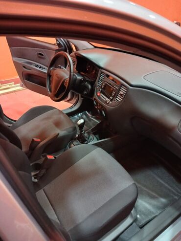 Kia: Kia Rio hatchback - Kuzov: 5 qapılı hatchback, gümüşü rəng - Mühərrik — 3