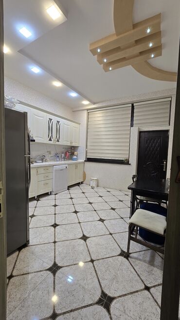 Uzunmüddətli kirayə mənzillər: Mebel və tam təchizatlı mənzil interyeri - Geniş yataq otağı: iki — 3