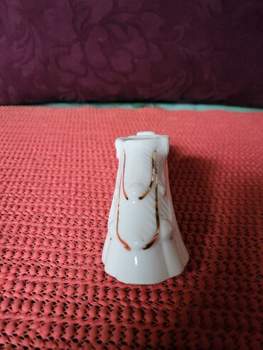 Ostali kućni dekor: Figura nova tkz opanak,Zajecar porcelan 70te. Figura,vazica nova — 6