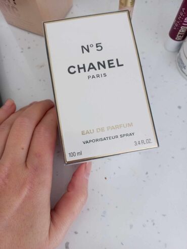 parfem: Chanel - N°5, 100ml 
Original parfem
Cena 14.800dinara
