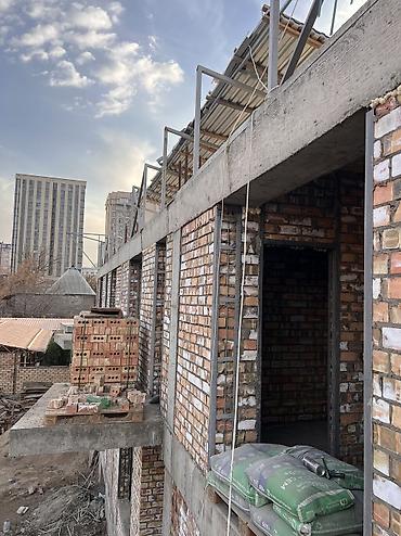 Продажа таунхаусов: 🏡 Таунхаус в центре Бишкека Продается просторный таунхаус площадью — 11