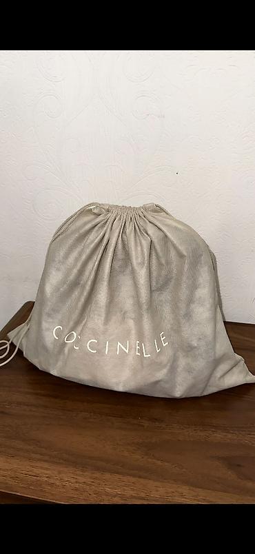 Классические сумки: Сумка Coccinelle - Модель: структурированная ручная сумка с клапаном — 3
