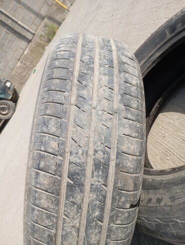 Шины: Автомобильная шина размером 195/65 R15. Протектор с продольными