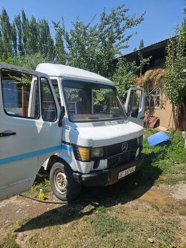 купить диски r16 4x114.3: Белый фургон Mercedes-Benz с синими полосами по бокам. Двери открыты