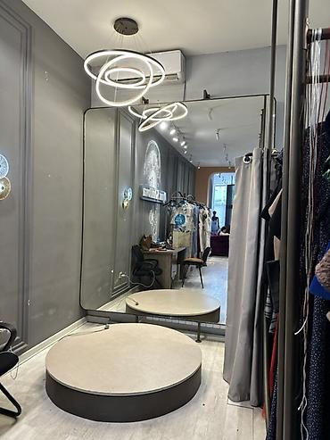 podium boutique: Butik üçün vitrində nümayiş podiumu və böyük güzgü sistemi - Dairəvi — 1