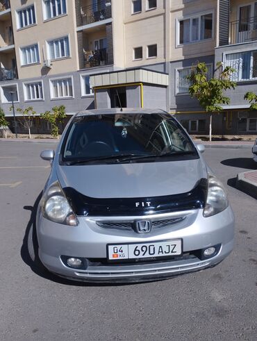 машина ист: Honda Fit: 2002 г., 1.3 л, Вариатор, Бензин, Седан